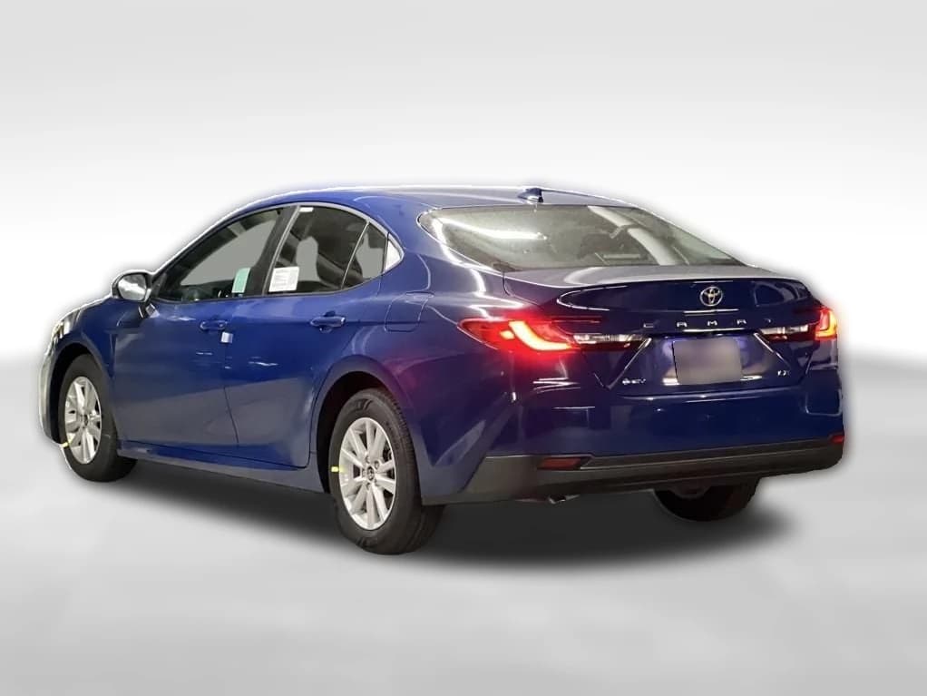 Toyota Camry LE (Natl) 2026 — side view