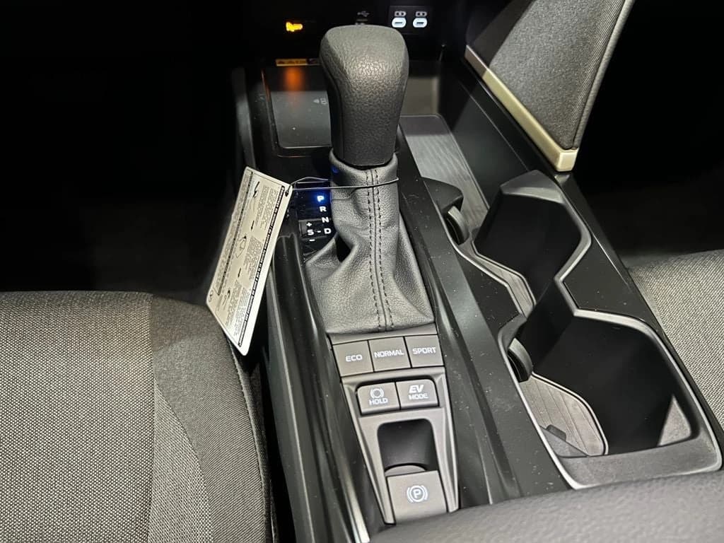 Toyota Camry LE (Natl) 2026 — side view