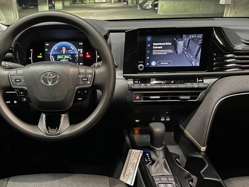 Toyota Camry SE (Natl) 2026 — side view