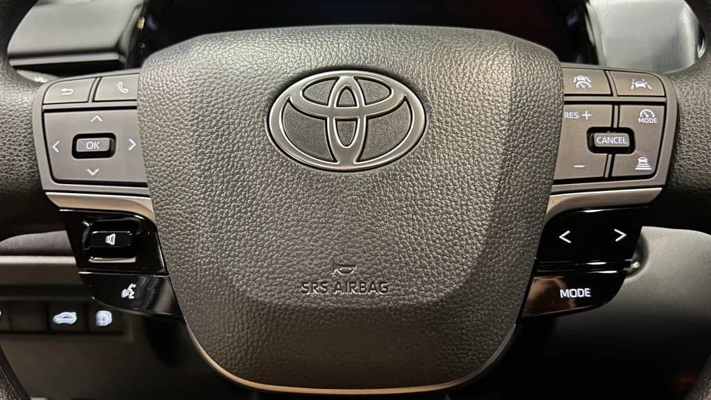 Toyota Camry SE (Natl) 2026 — side view