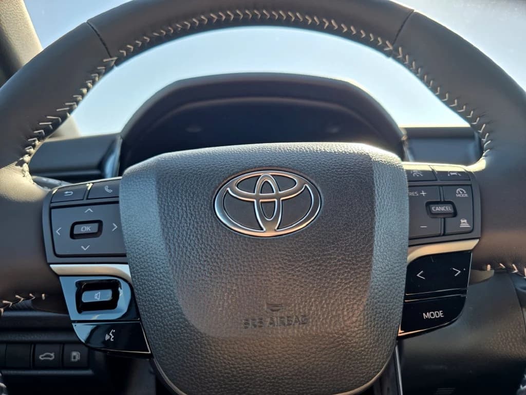 Toyota Camry SE (Natl) 2026 — side view