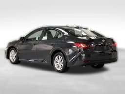 Toyota Camry LE (Natl) 2026 — side view