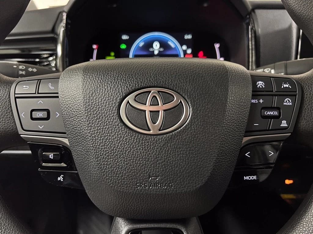Toyota Camry LE (Natl) 2026 — side view