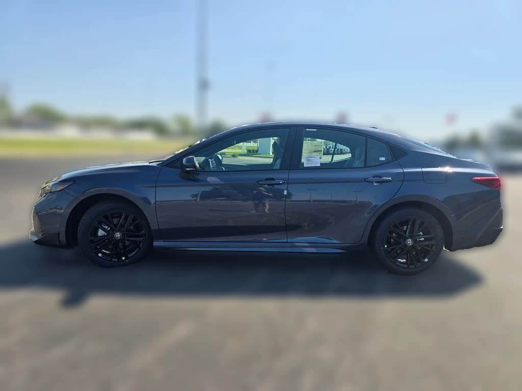 Toyota Camry SE AWD (Natl) 2026 — side view