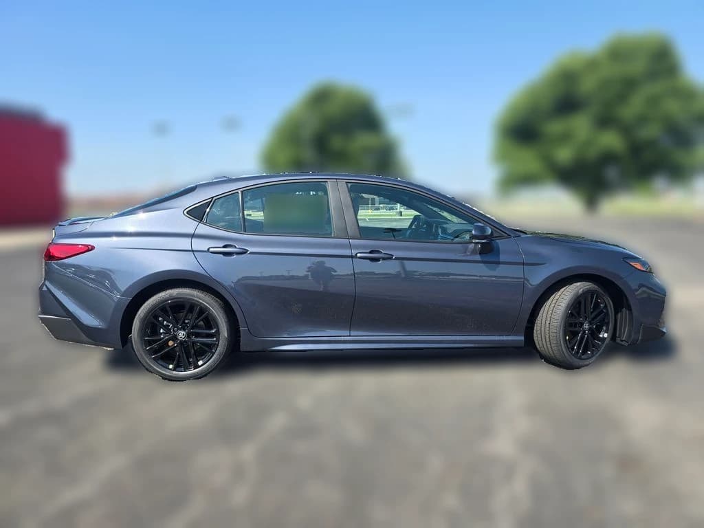 Toyota Camry SE AWD (Natl) 2026 — side view