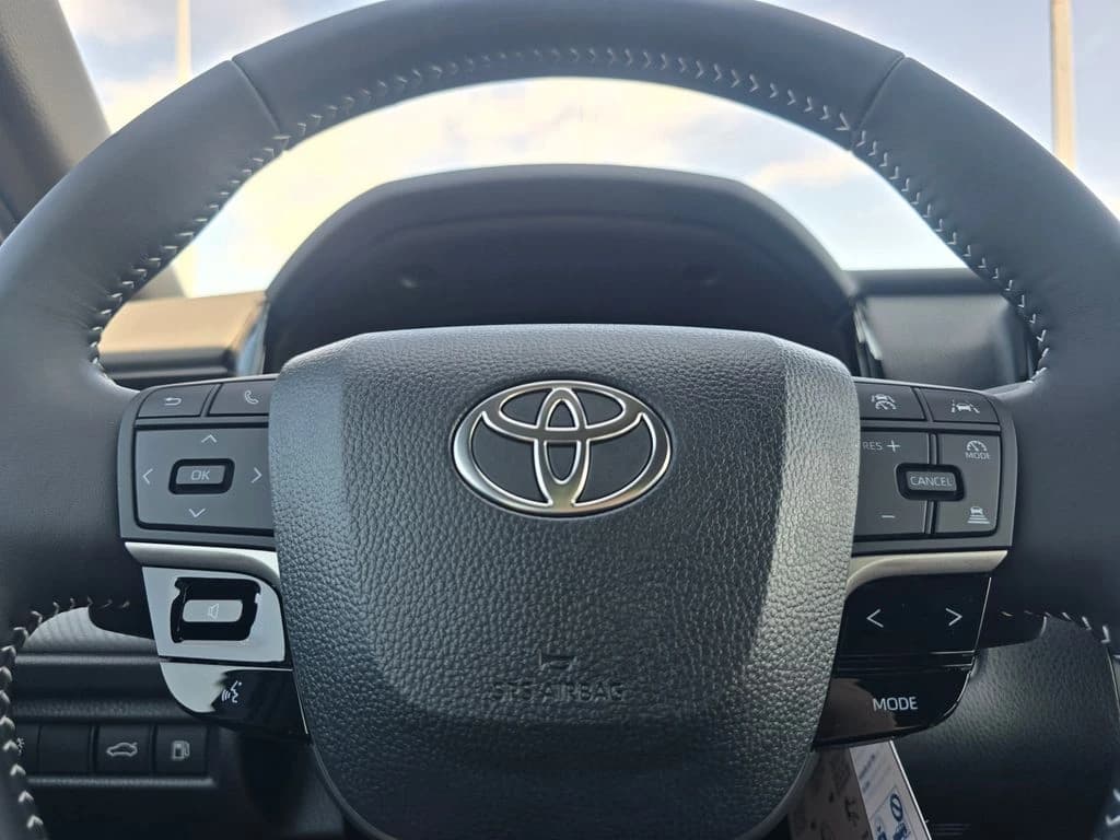 Toyota Camry SE AWD (Natl) 2026 — side view