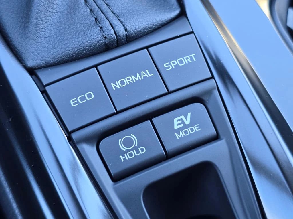 Toyota Camry LE AWD (Natl) 2026 — side view