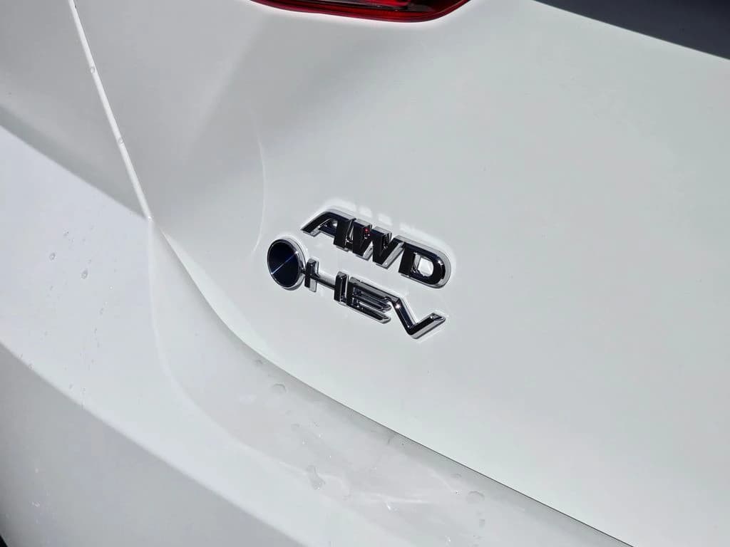 Toyota Camry LE AWD (Natl) 2026 — side view