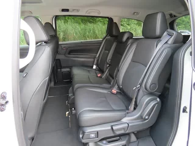 Honda Odyssey EX-L Auto 2026 — side view