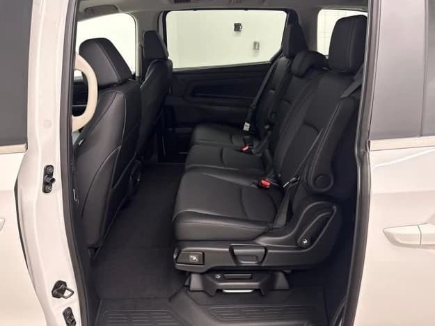 Honda Odyssey EX-L Auto 2026 — side view