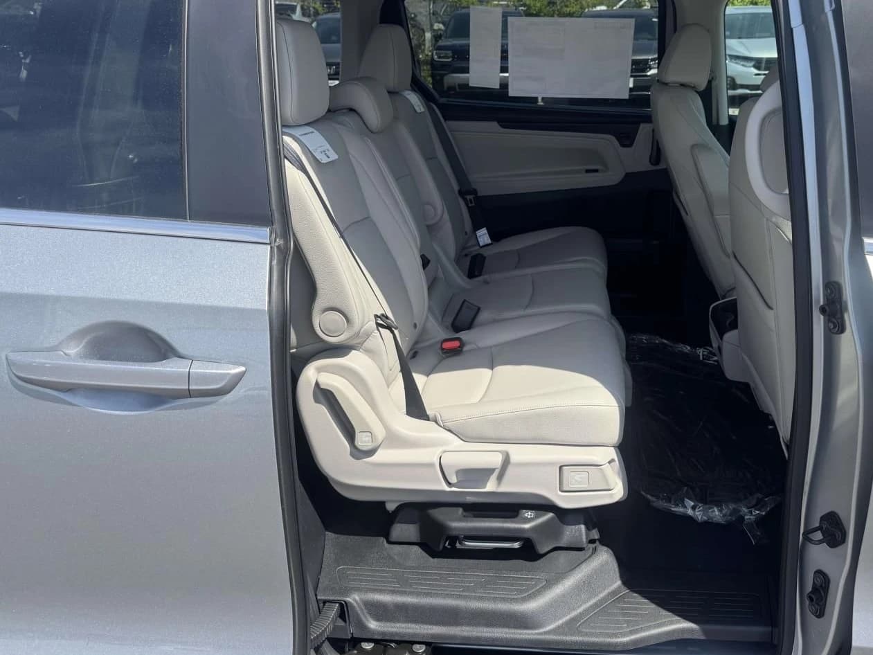 Honda Odyssey EX-L Auto 2026 — side view