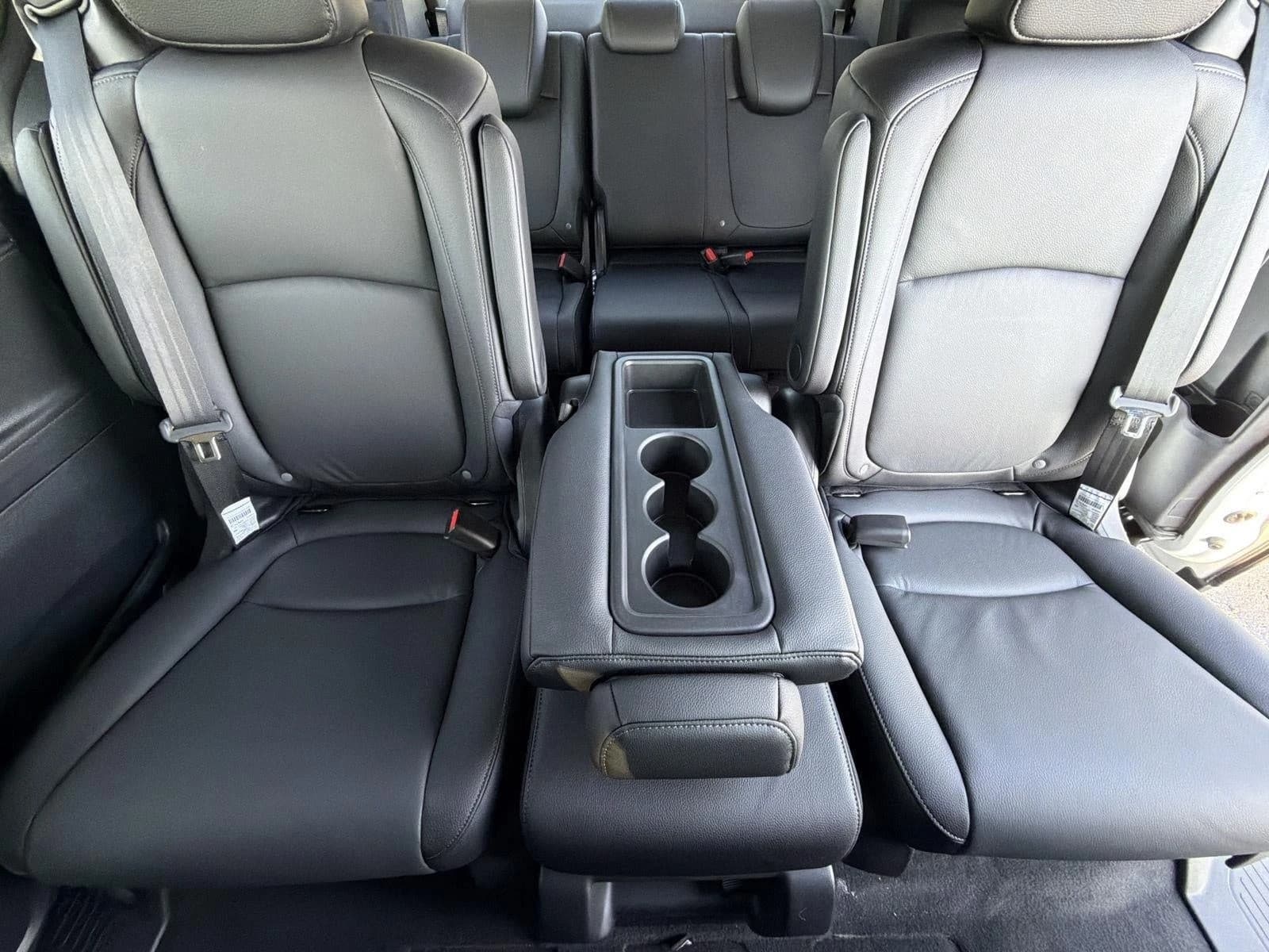 Honda Odyssey EX-L Auto 2026 — side view