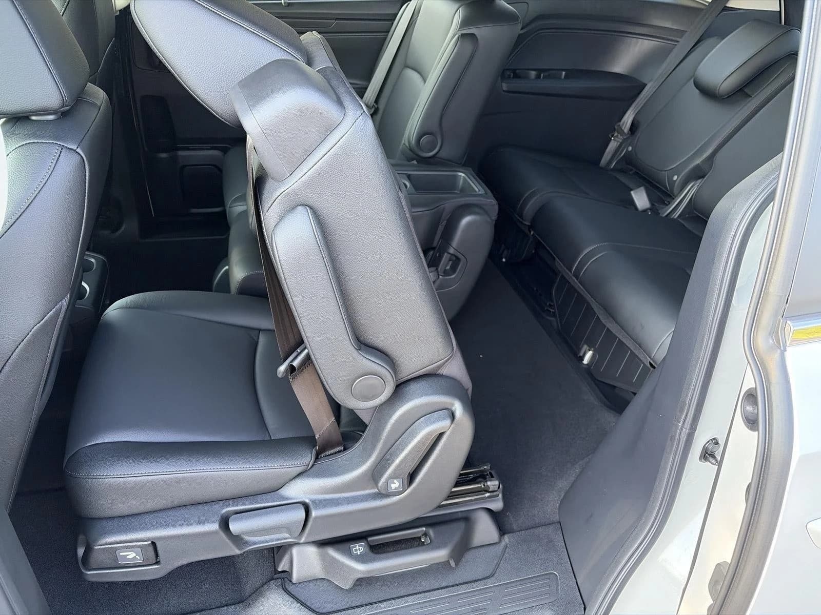 Honda Odyssey EX-L Auto 2026 — side view