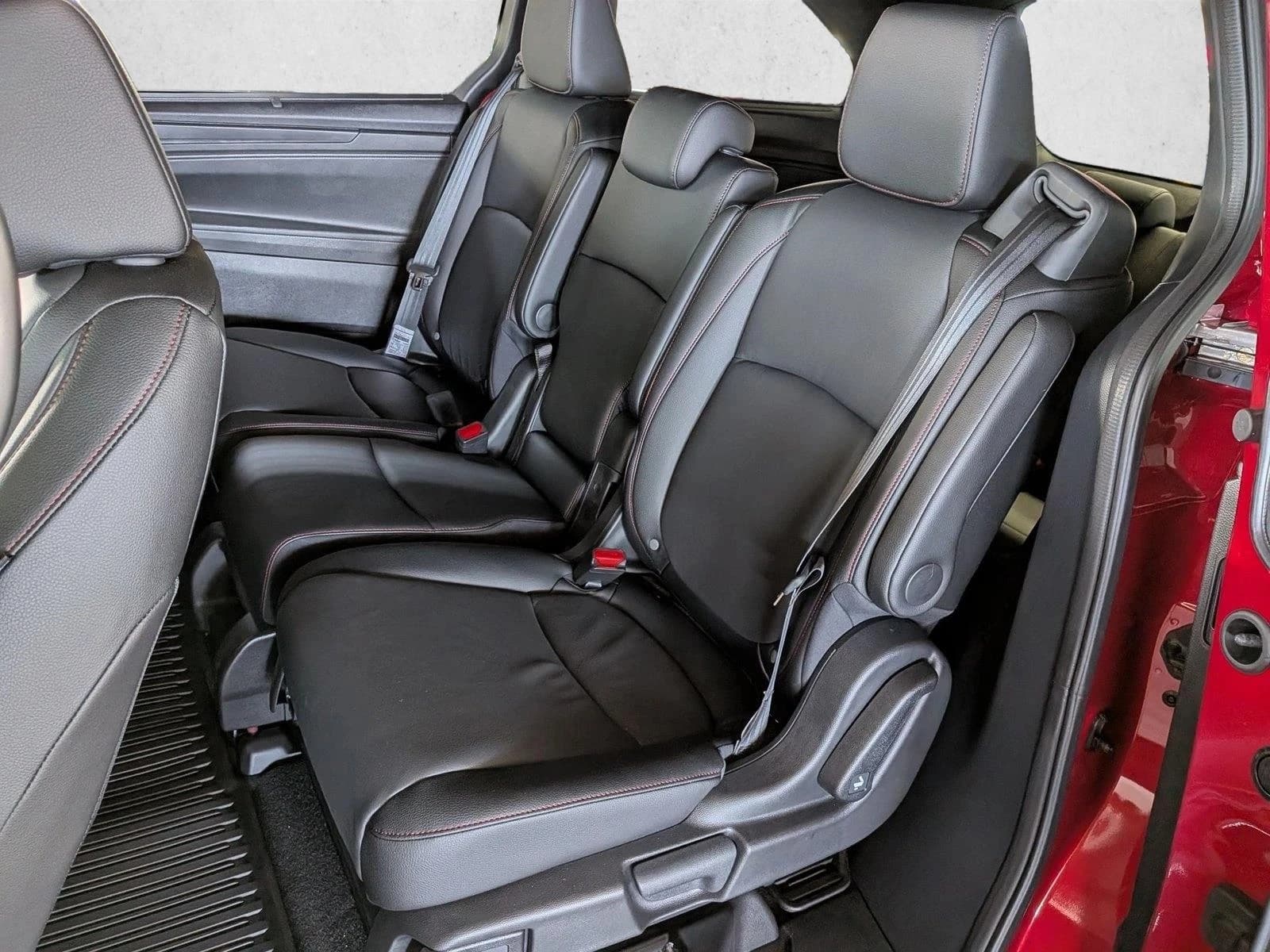 Honda Odyssey Sport-L Auto 2026 — side view