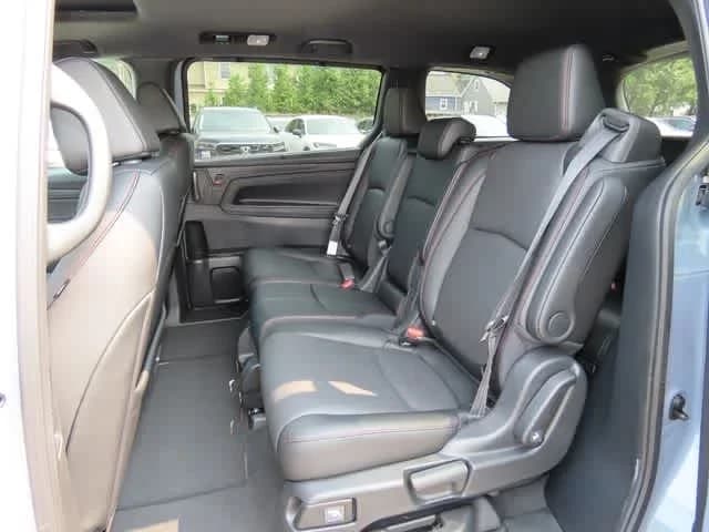 Honda Odyssey Sport-L Auto 2026 — side view