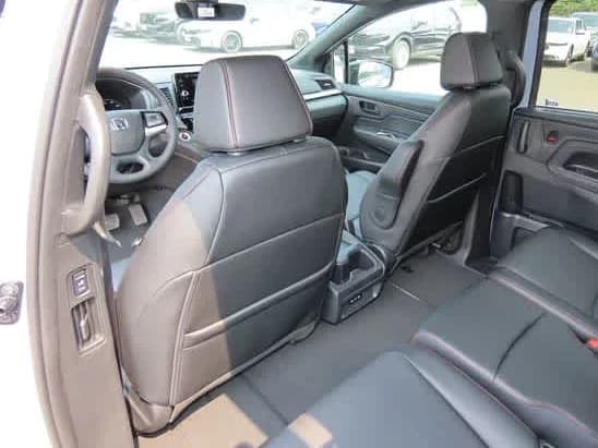 Honda Odyssey Sport-L Auto 2026 — side view