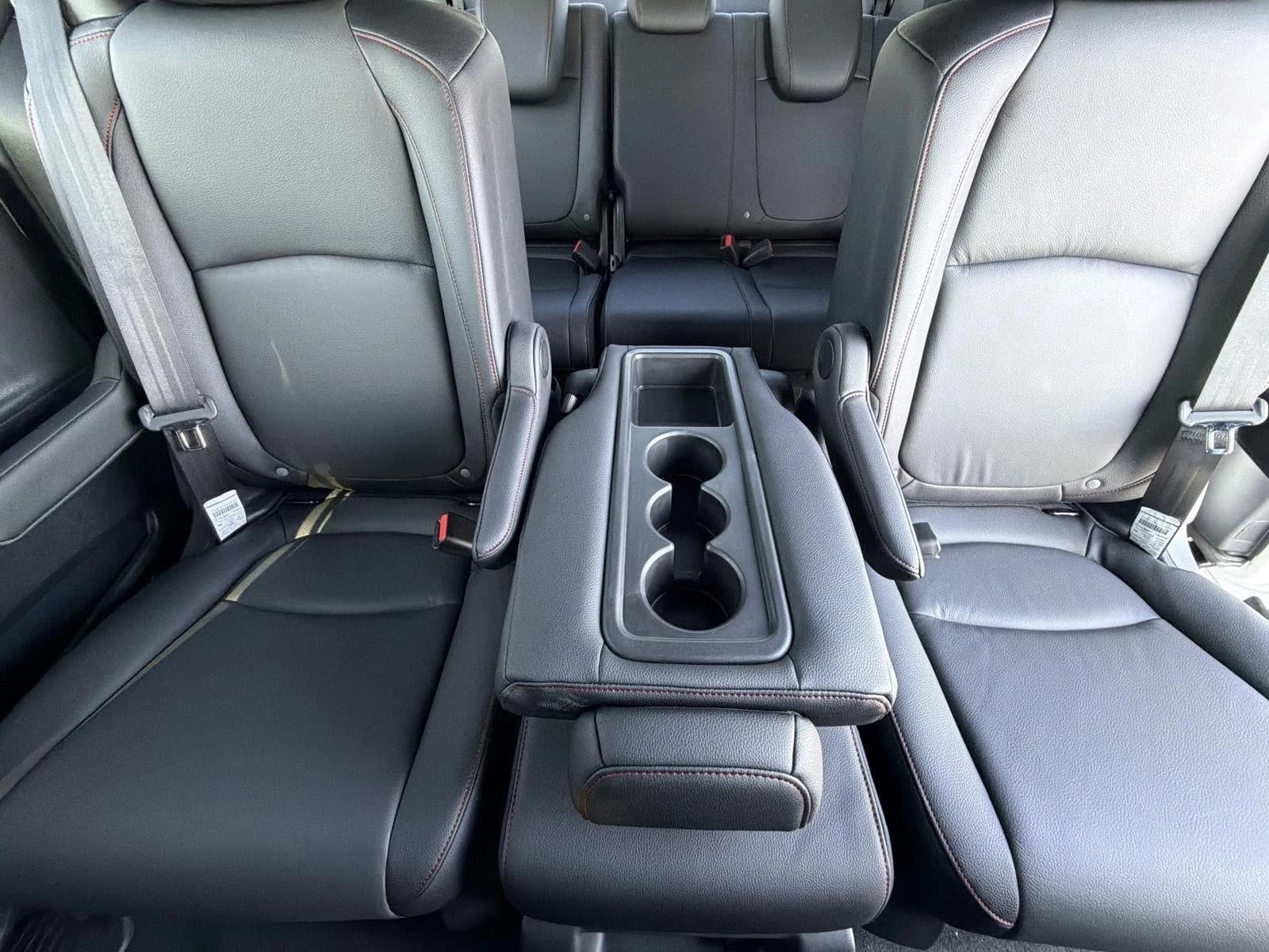 Honda Odyssey Sport-L Auto 2026 — side view