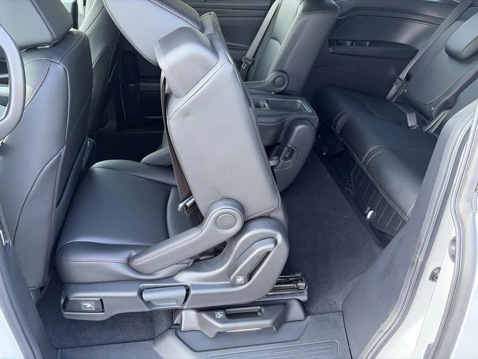 Honda Odyssey Sport-L Auto 2026 — side view