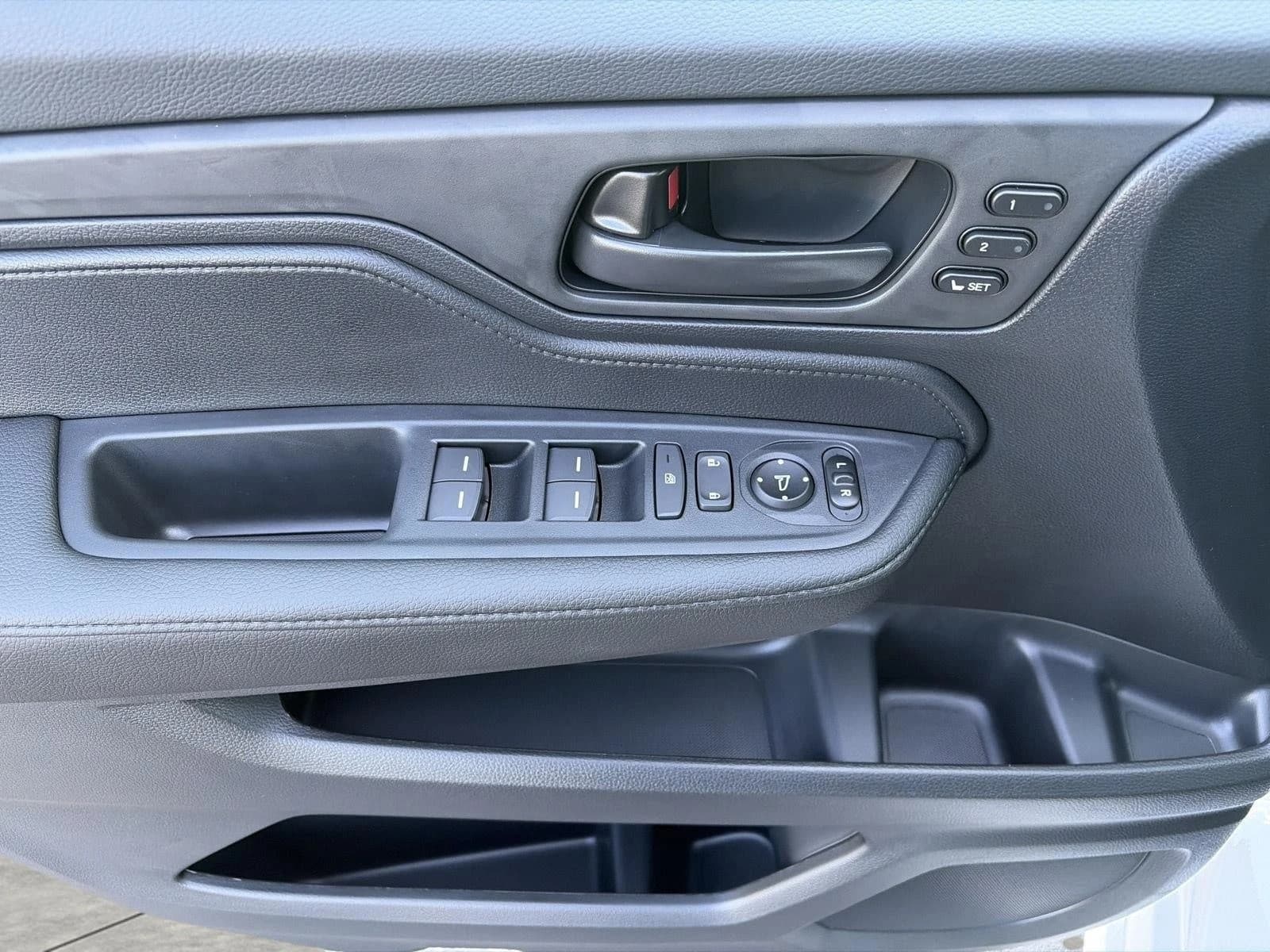 Honda Odyssey Sport-L Auto 2026 — side view