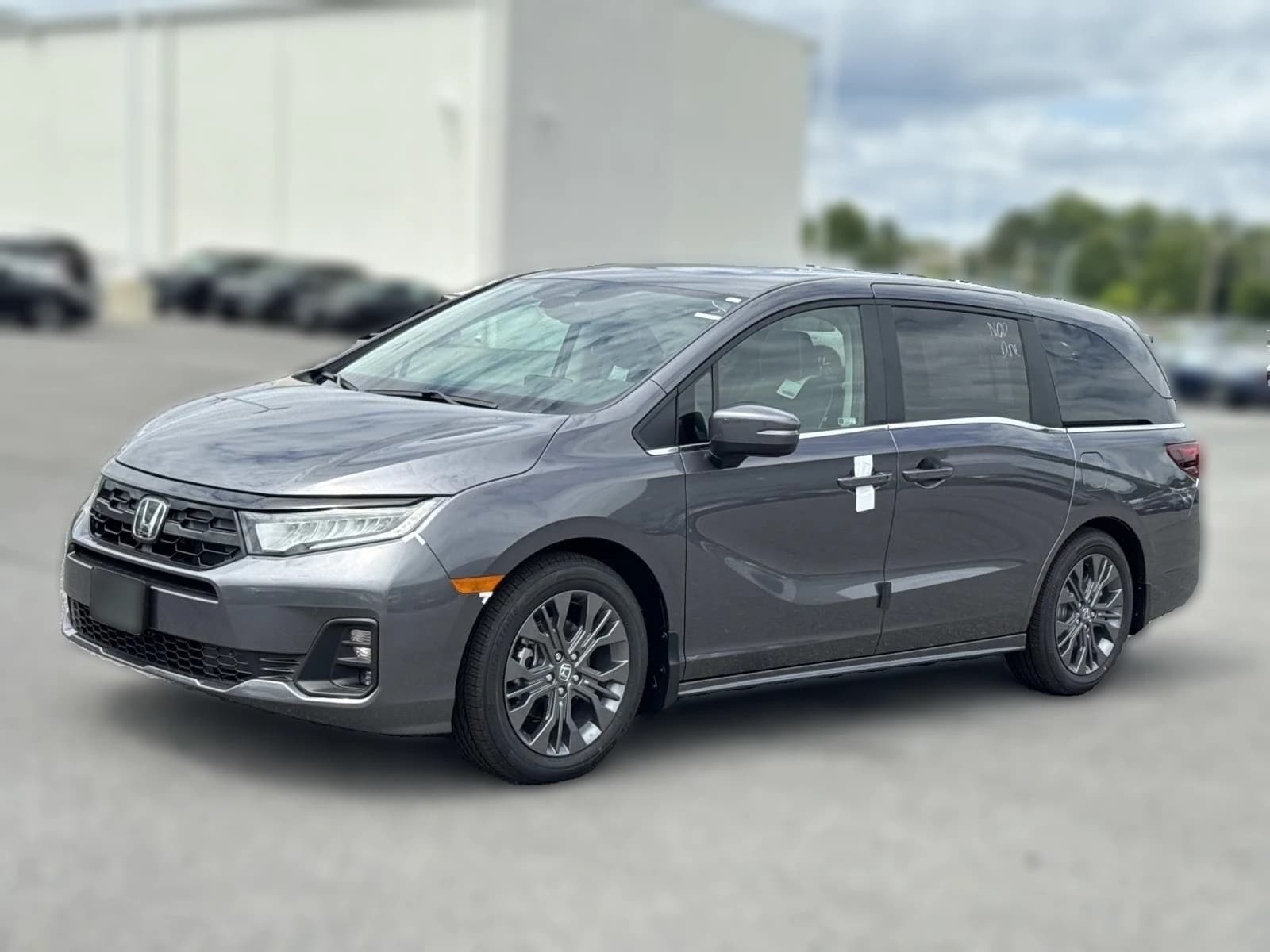 Honda Odyssey Touring Auto 2026 — side view