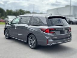 Honda Odyssey Touring Auto 2026 — side view