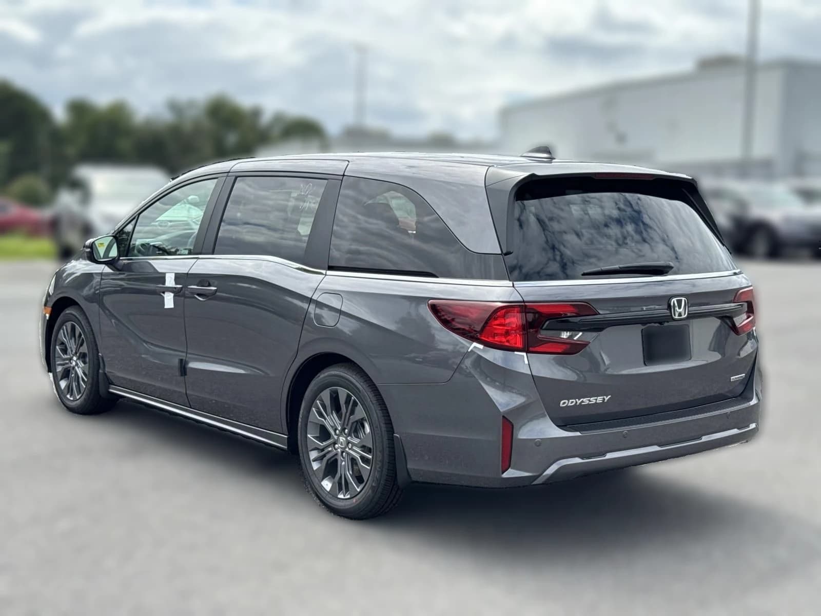 Honda Odyssey Touring Auto 2026 — side view