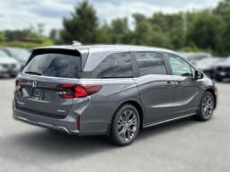 Honda Odyssey Touring Auto 2026 — side view