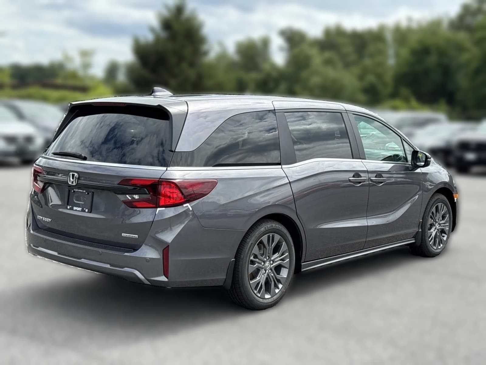 Honda Odyssey Touring Auto 2026 — side view