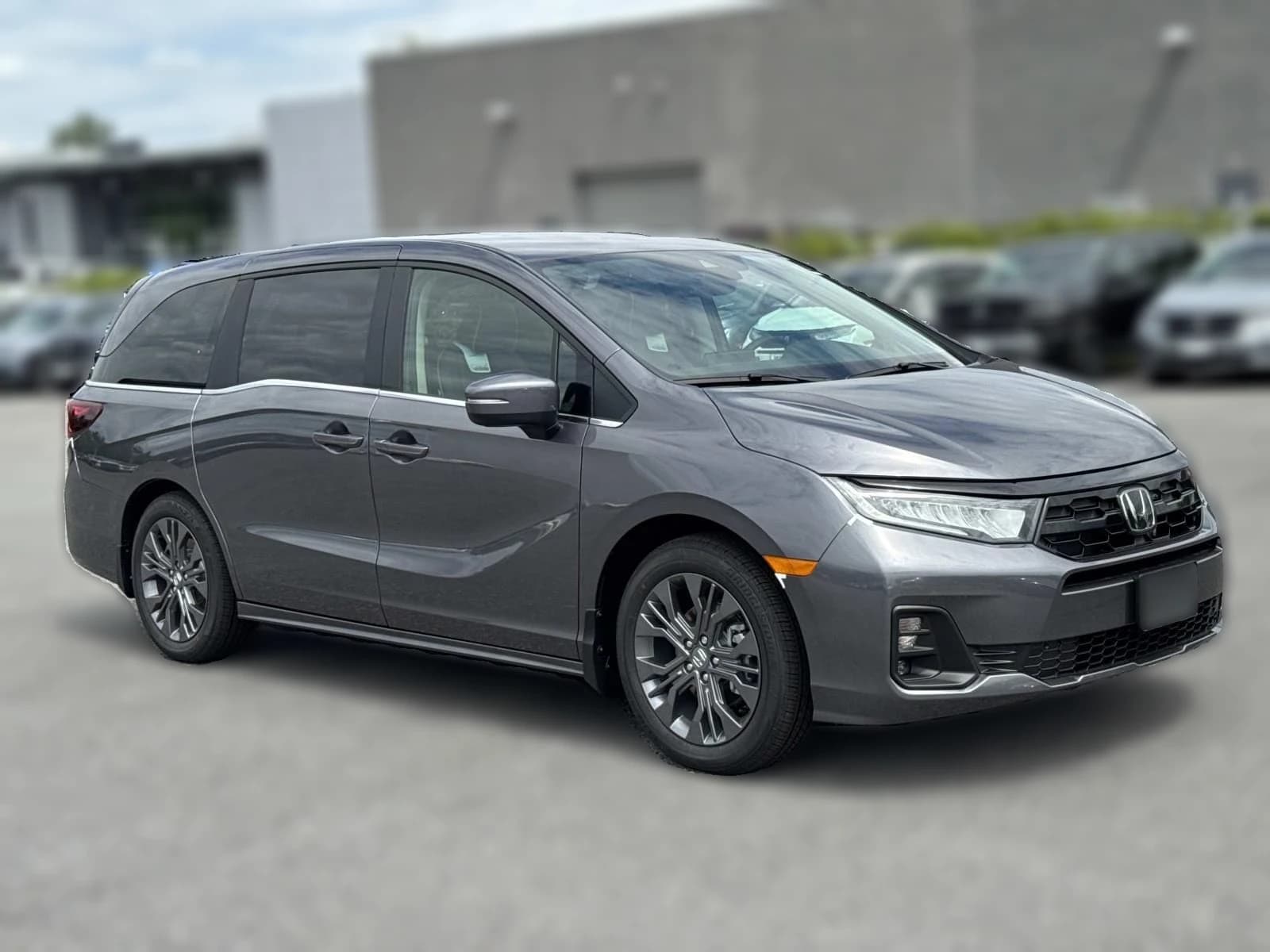 Honda Odyssey Touring Auto 2026 — side view