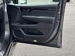 Honda Odyssey Touring Auto 2026 — side view
