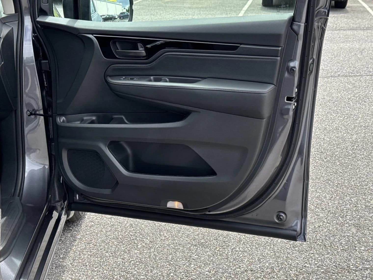 Honda Odyssey Touring Auto 2026 — side view