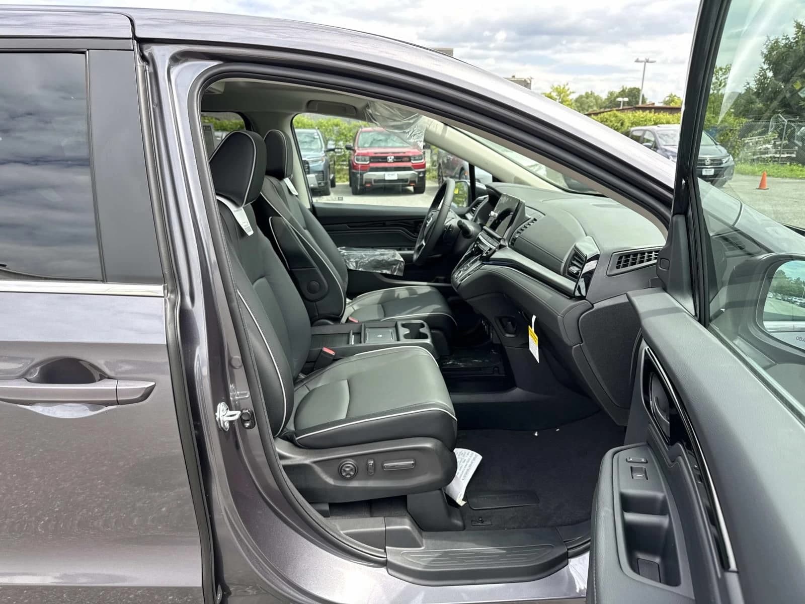 Honda Odyssey Touring Auto 2026 — side view