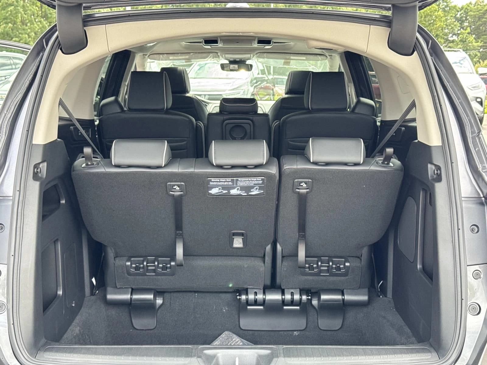Honda Odyssey Touring Auto 2026 — side view