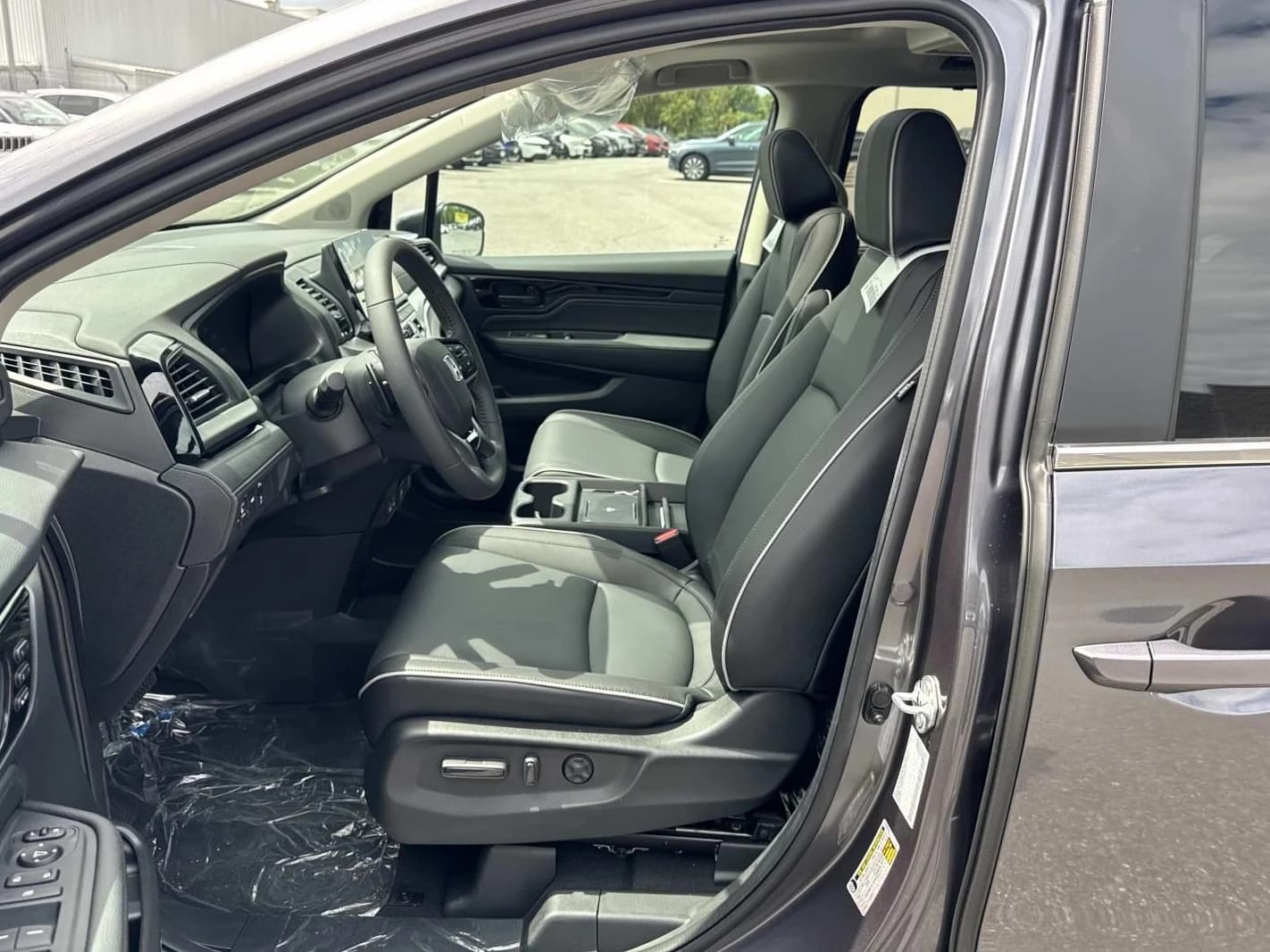 Honda Odyssey Touring Auto 2026 — side view