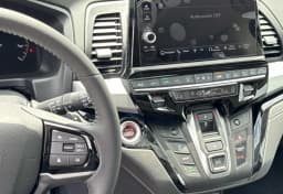Honda Odyssey Touring Auto 2026 — side view