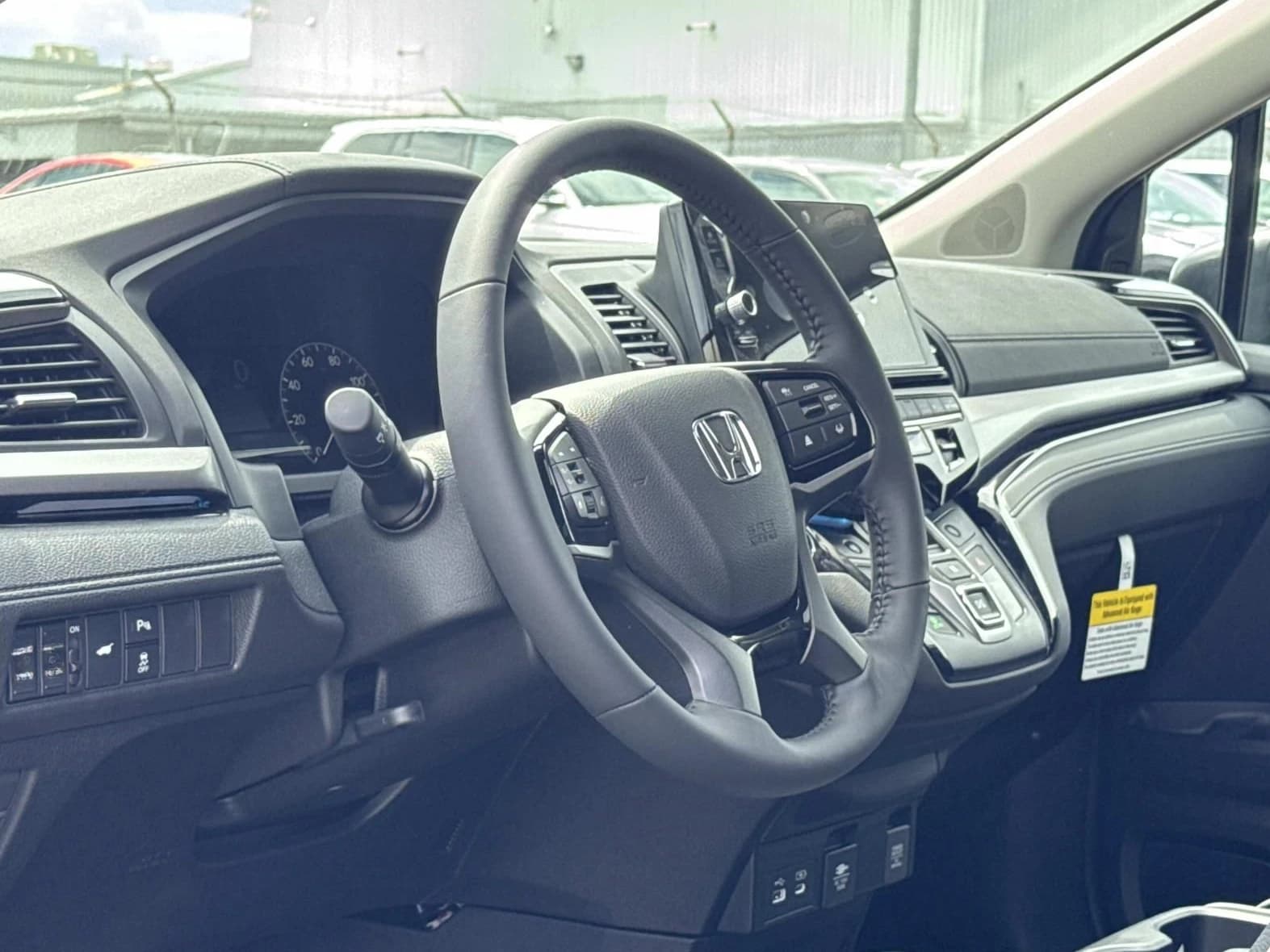 Honda Odyssey Touring Auto 2026 — side view