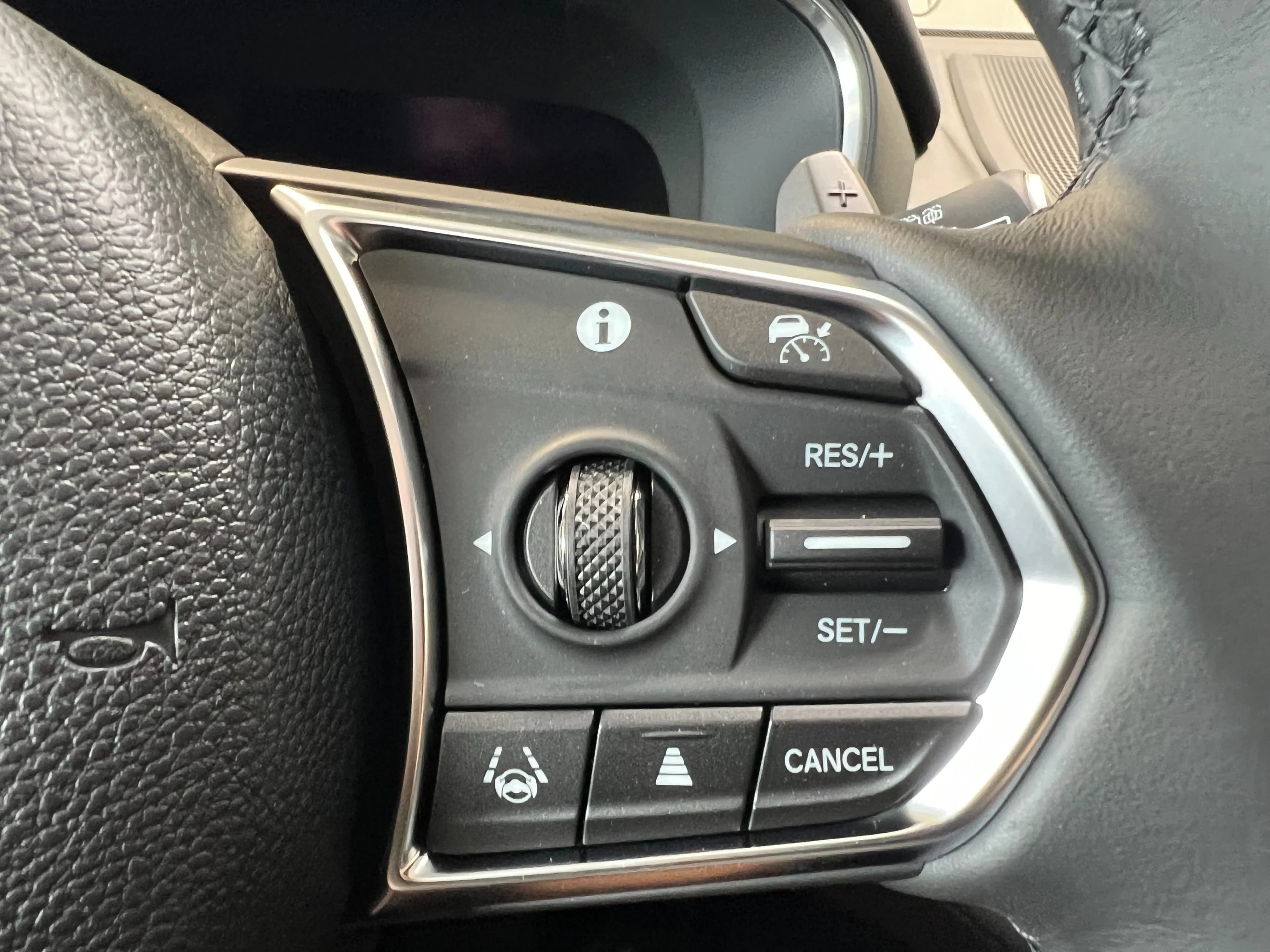 Acura MDX w/Technology Package SH-AWD 2026 — side view