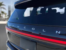 Lincoln Aviator Livery AWD 2026 — side view