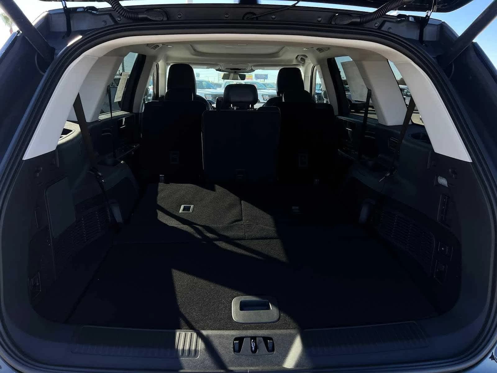 Lincoln Aviator Livery AWD 2026 — side view