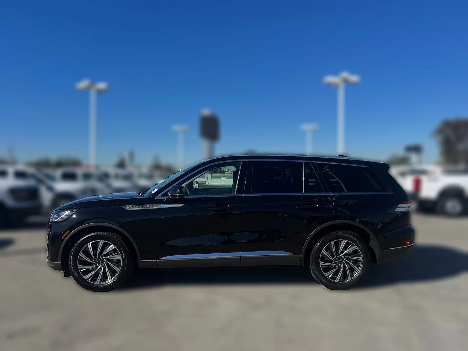 Lincoln Aviator Livery AWD 2026 — side view