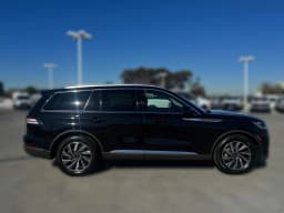 Lincoln Aviator Livery AWD 2026 — side view