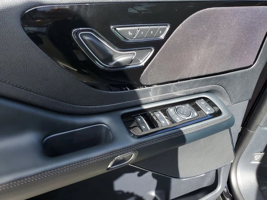 Lincoln Aviator Premiere RWD 2026 — side view