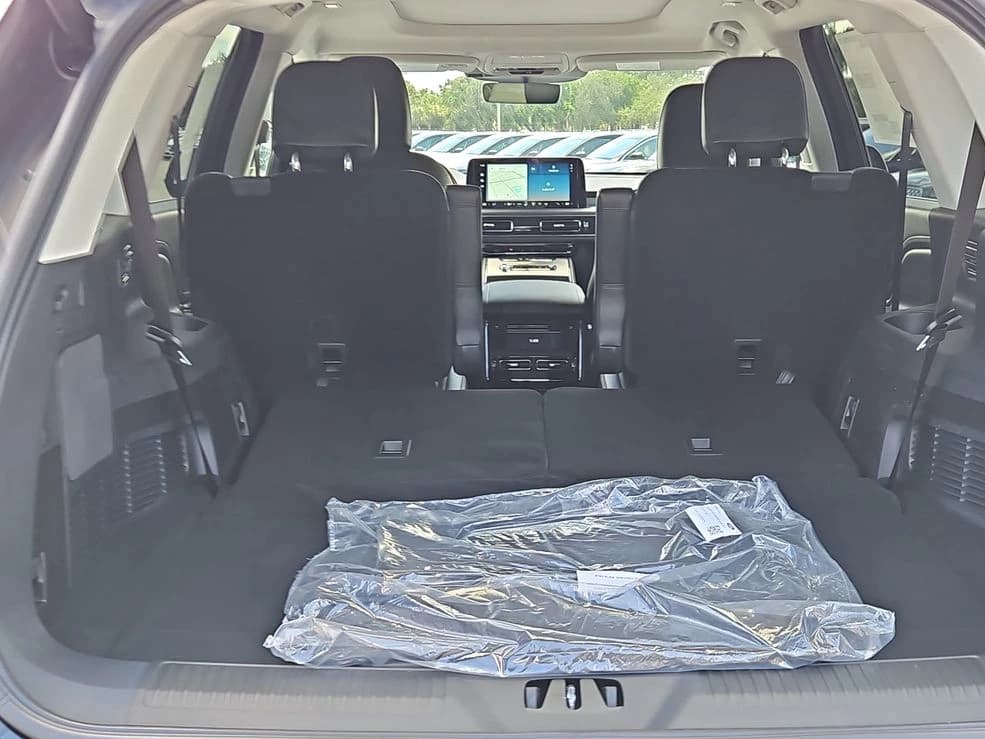 Lincoln Aviator Premiere RWD 2025 — side view