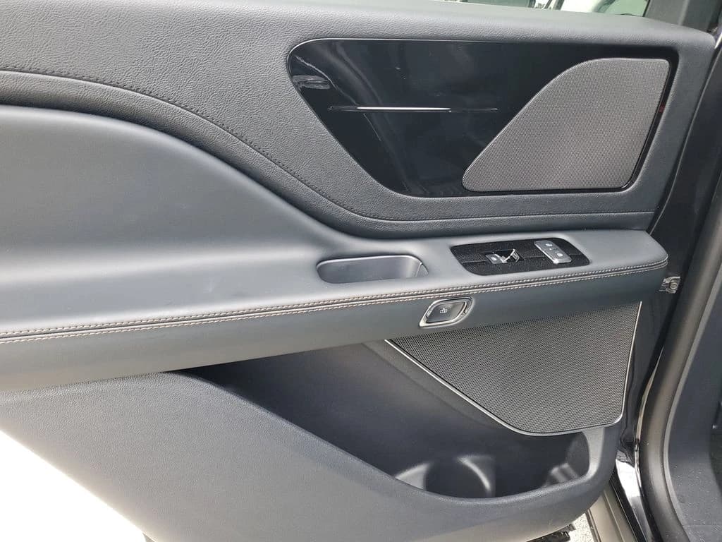 Lincoln Aviator Premiere RWD 2025 — side view