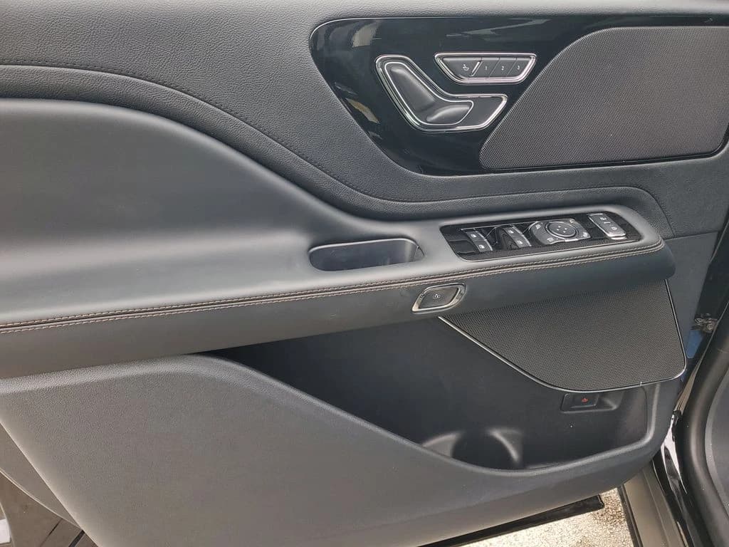 Lincoln Aviator Premiere RWD 2025 — side view