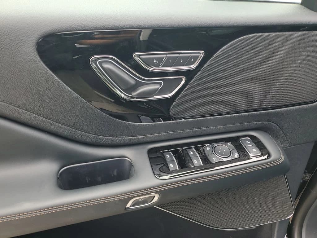 Lincoln Aviator Premiere RWD 2025 — side view