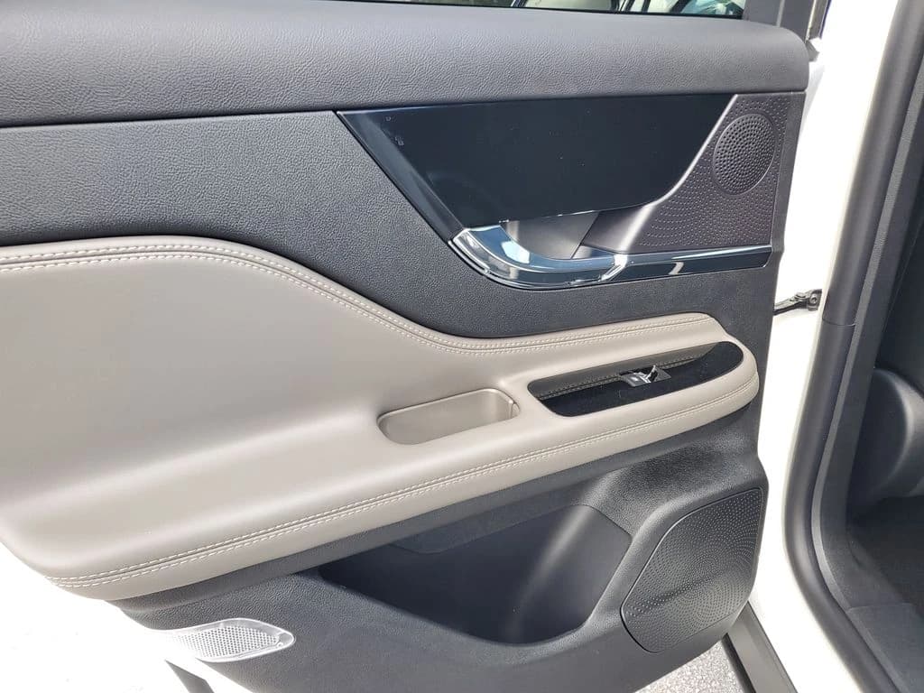 Lincoln Corsair Premiere FWD 2026 — side view
