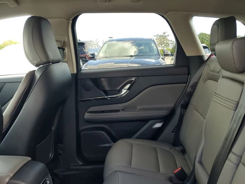 Lincoln Corsair Premiere FWD 2026 — side view