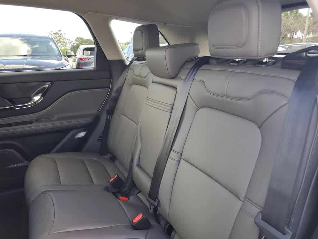 Lincoln Corsair Premiere FWD 2026 — side view