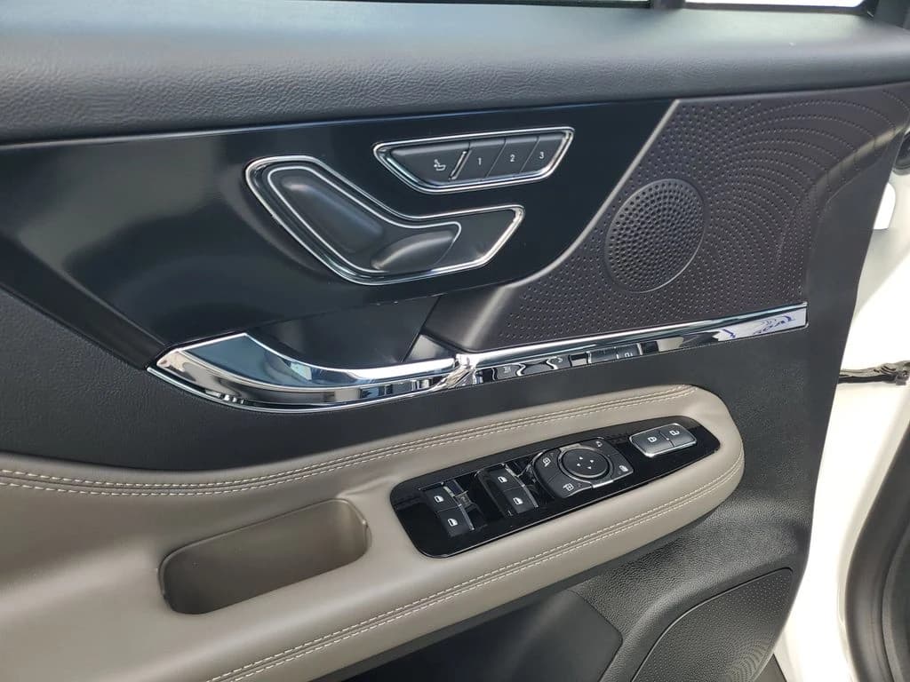 Lincoln Corsair Premiere FWD 2026 — side view